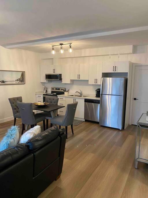 Adorable 1 Bedroom Suite- A Skip To Galloping Goose Victoria Exterior photo