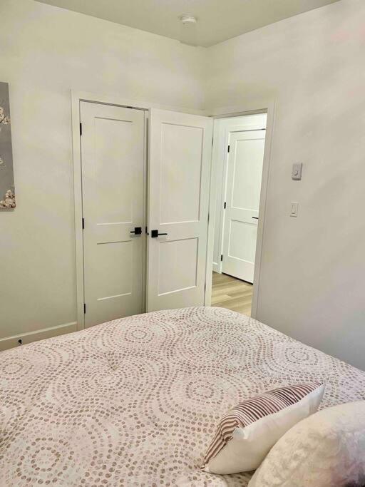 Adorable 1 Bedroom Suite- A Skip To Galloping Goose Victoria Exterior photo