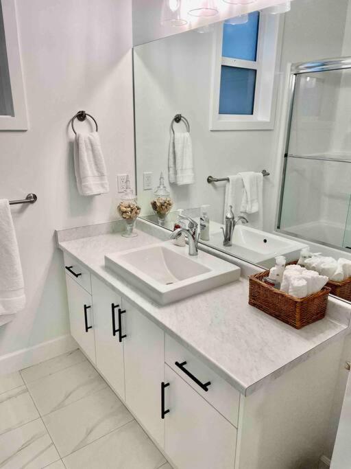 Adorable 1 Bedroom Suite- A Skip To Galloping Goose Victoria Exterior photo